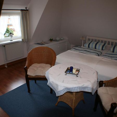 Ferienwohnungen im Hotel garni zur Post Utersum Zimmer foto