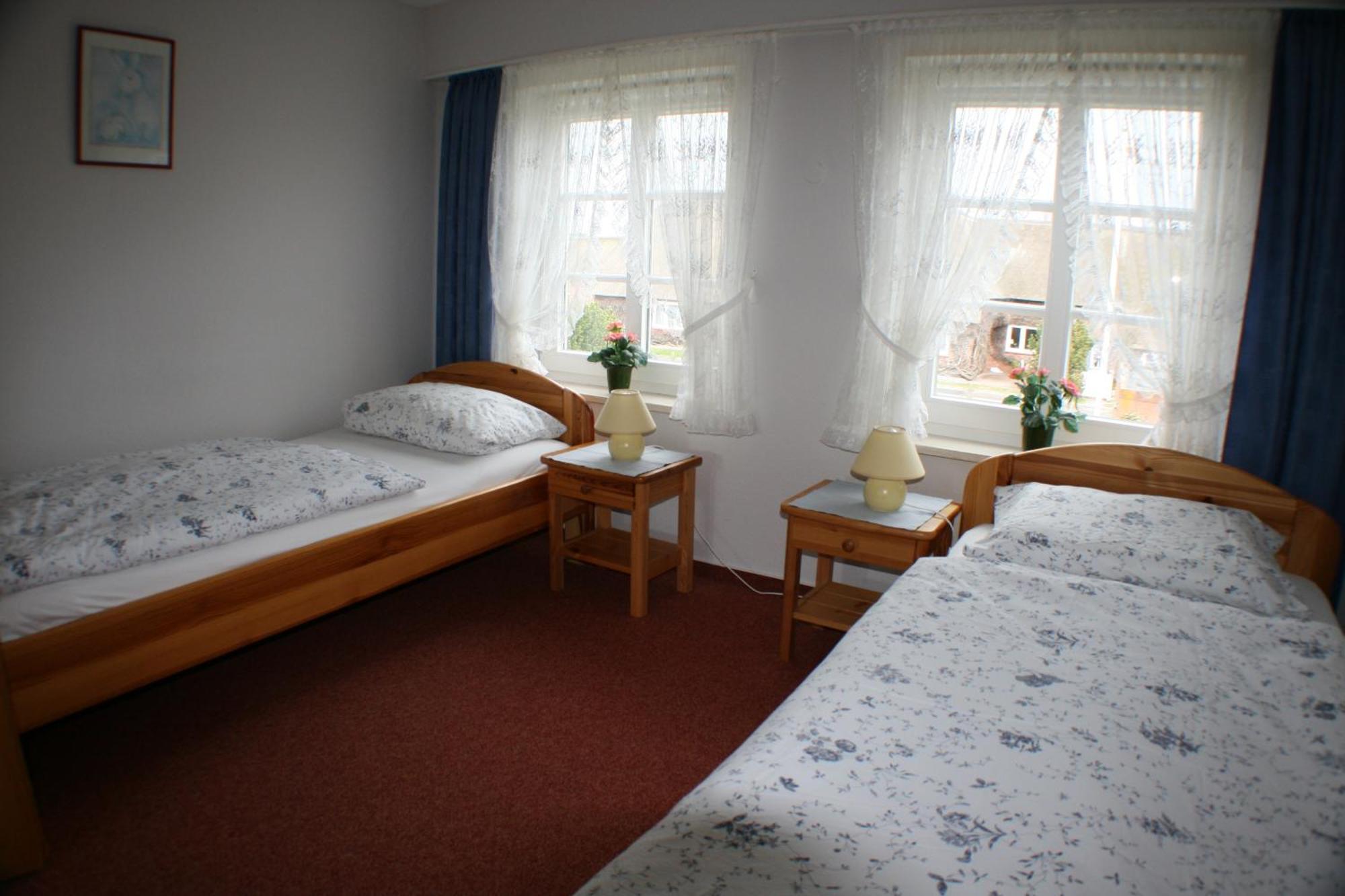 Ferienwohnungen im Hotel garni zur Post Utersum Zimmer foto