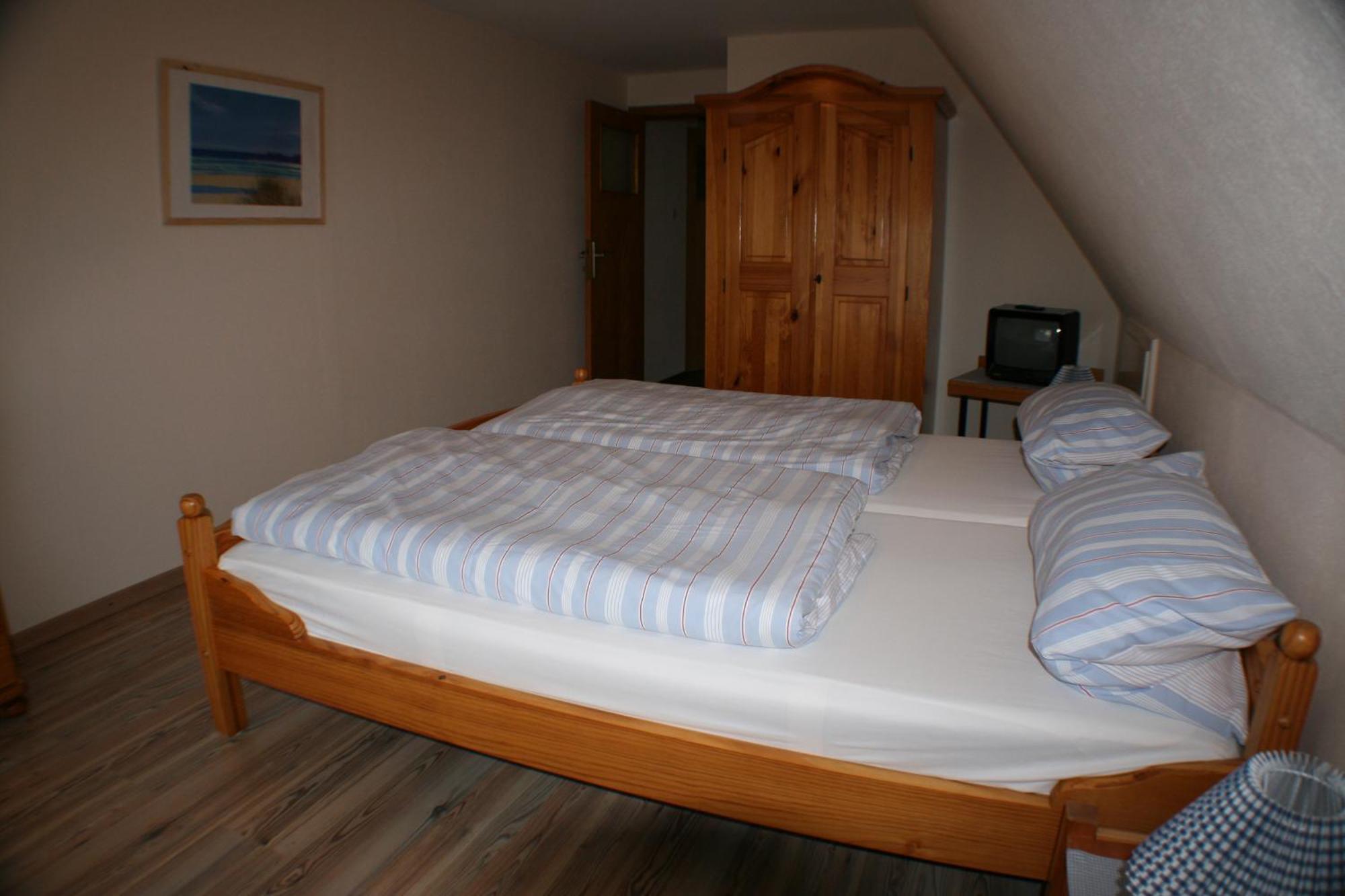 Ferienwohnungen im Hotel garni zur Post Utersum Zimmer foto