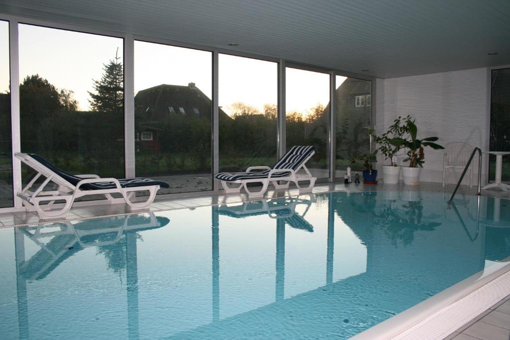 Ferienwohnungen im Hotel garni zur Post Utersum Zimmer foto